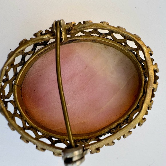 Vintage Cameo Brooch with Gold Trim - Picture 4 of 14